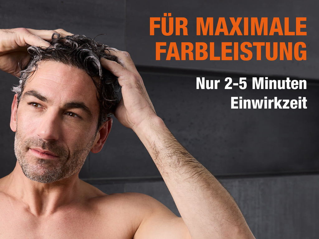 Ein Mann mit leicht ergrautem Haar und Dreitagebart massiert Shampoo in sein nasses Haar ein. Er ist oberkörperfrei und steht vor einer dunklen Badezimmerwand. Seine Haare sind mit Schaum bedeckt. Rechts im Bild befindet sich eine Werbebotschaft in großen orange-weißen Buchstaben: ‚EINFACHE ANWENDUNG – NUR 2-5 MIN. EINWIRKZEIT GEGEN GRAUE HAARE‘.