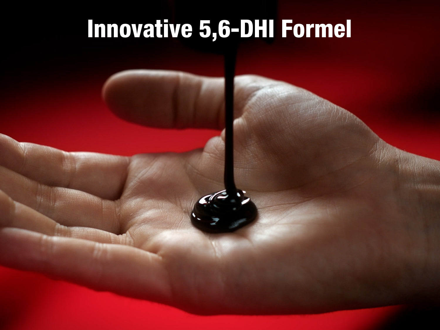 Nahaufnahme einer offenen Handfläche, in die eine dunkle, gelartige Flüssigkeit tropft. Im Hintergrund ein roter Farbverlauf. Über der Szene steht in weißer Schrift: ‚Innovative 5,6-DHI Formel‘.