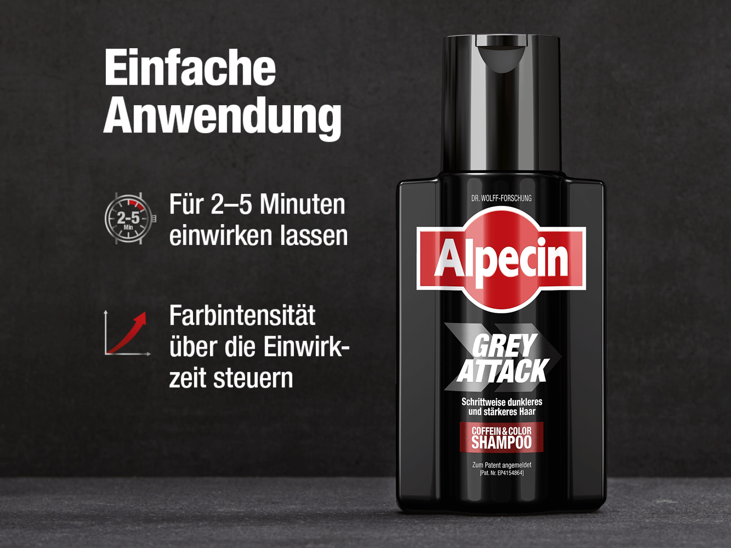 Auf der rechten Seite steht eine schwarze Flasche des Shampoos mit dem Alpecin-Logo und der Aufschrift Grey Attack Schrittweise dunkleres und stärkeres Haar Coffein & Color Shampoo. Links oben der Text Einfache Anwendung in weißer Schrift. Darunter zwei Symbole: eine Stoppuhr mit 5 Min. und der Hinweis für 2-5 Minuten einwirken lassen sowie ein Diagramm mit ansteigender Kurve und der Aussage Farbintensität über die Einwirkzeit steuern