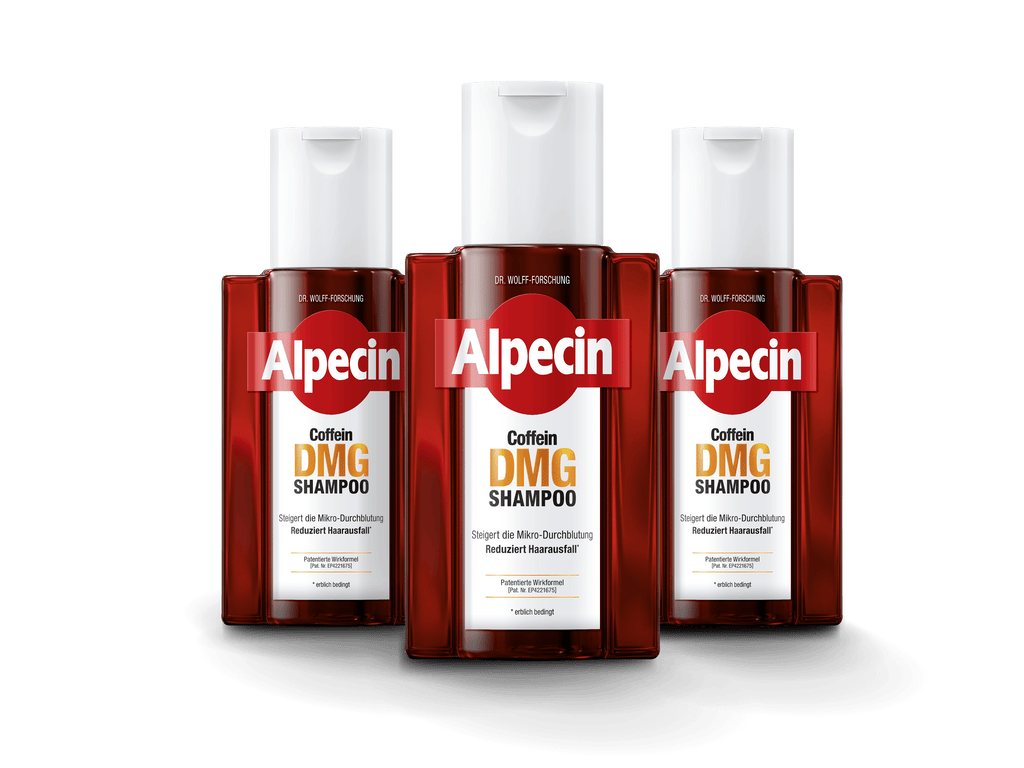 Alpecin Coffein DMG Wirkkomplex Shampoo im 3er-Bundle. Enthält Coffein und den DMG-Wirkkomplex zur Unterstützung gegen Haarverlust. Flaschen in einem modernen Design mit reflektierendem Effekt.