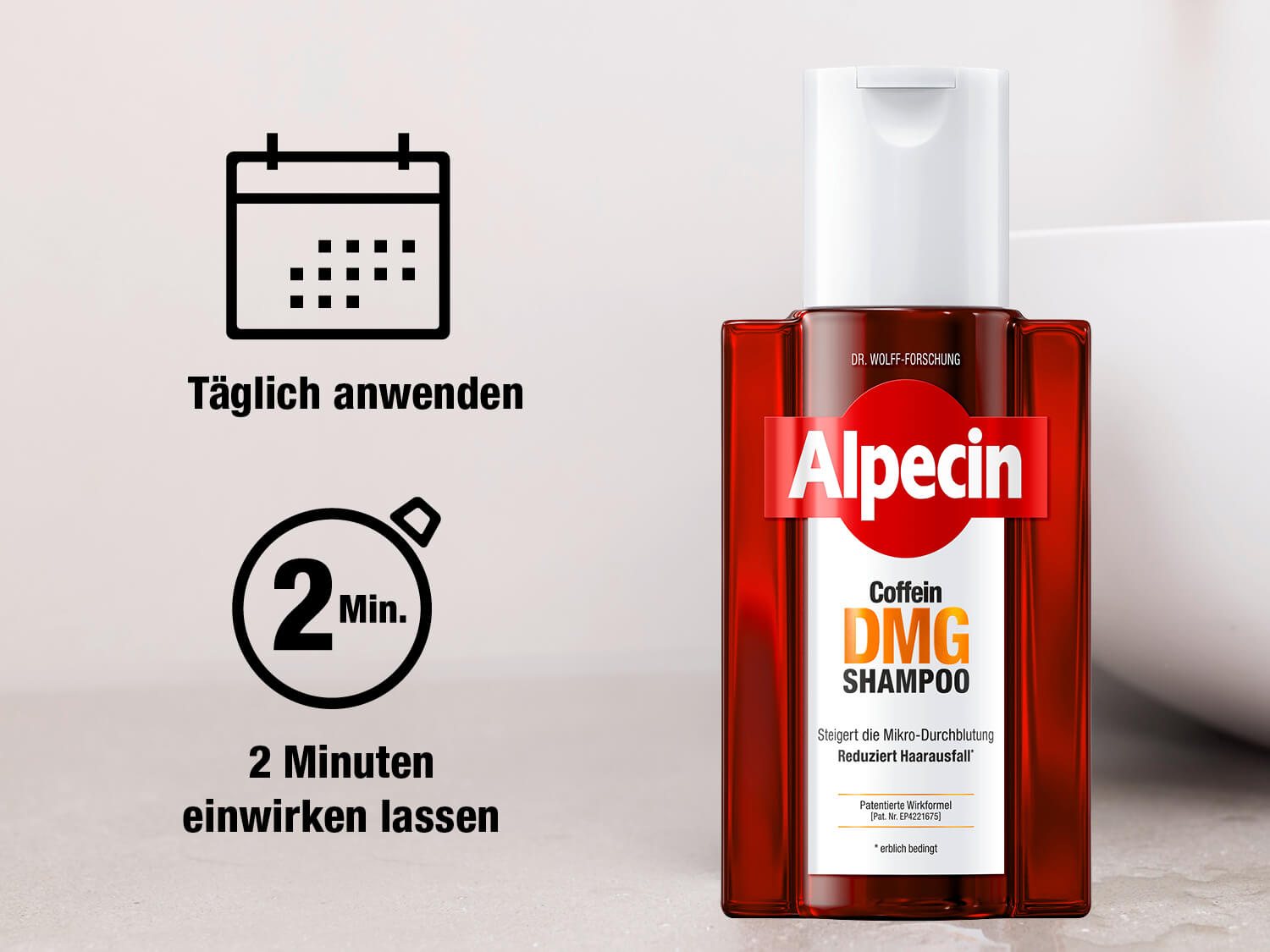 Alpecin Coffein DMG Wirkkomplex Shampoo-Flasche steht auf einer weißen Oberfläche vor einem hellen Hintergrund. Links daneben befinden sich zwei Icons: Ein Kalender mit der Aufschrift ‚Täglich anwenden‘ und eine Stoppuhr mit der Angabe ‚2 Min.‘ und ‚2 Minuten einwirken lassen‘. Die Flasche trägt das Alpecin-Logo sowie die Aufschrift ‚Coffein DMG Wirkkomplex Shampoo – Anti-Haarausfall – erblich bedingt‘.