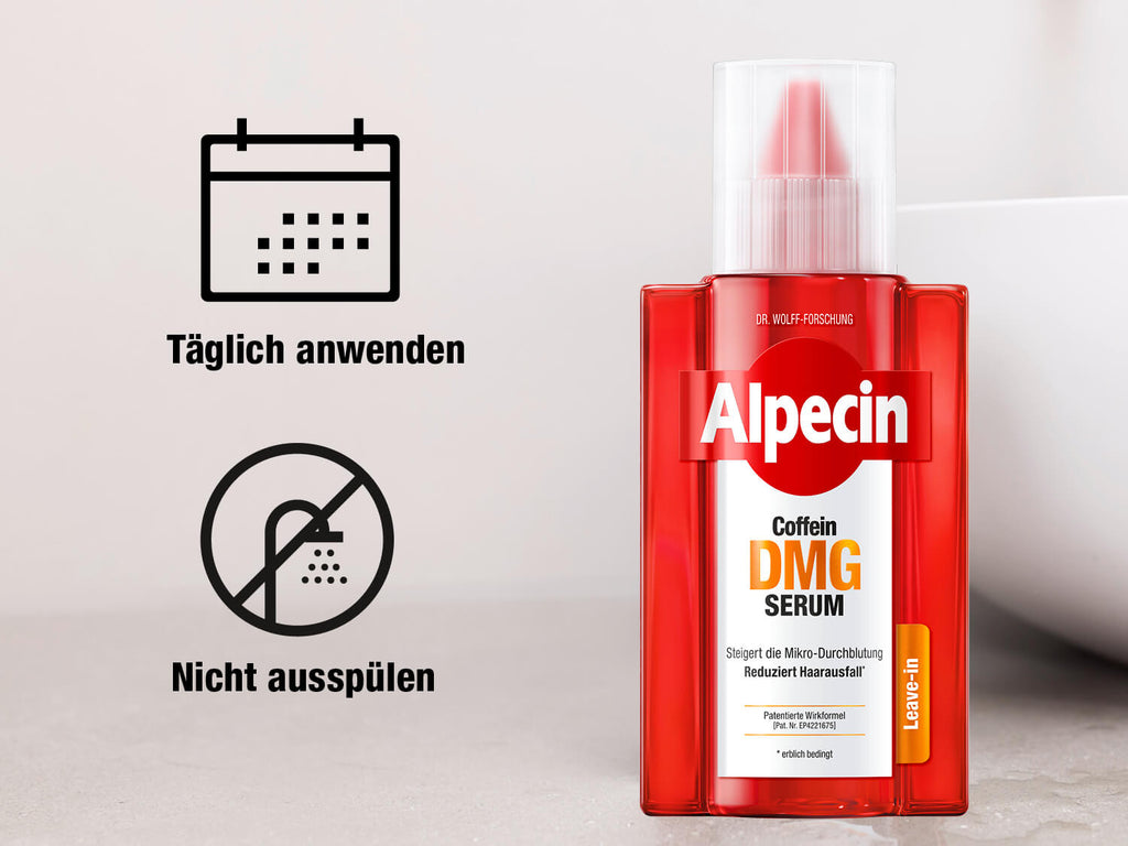 Flasche des Alpecin Coffein DMG Serums auf marmorartiger Oberfläche. Transparentes rotes Design mit weißem Etikett ‚Alpecin Coffein DMG SERUM‘. Wirkversprechen ‚Steigert die Mikro-Durchblutung‘ und ‚Reduziert Haarausfall*‘. Orangefarbenes Etikett ‚Leave-in‘, Symbole ‚Täglich anwenden‘ und ‚Nicht ausspülen‘.