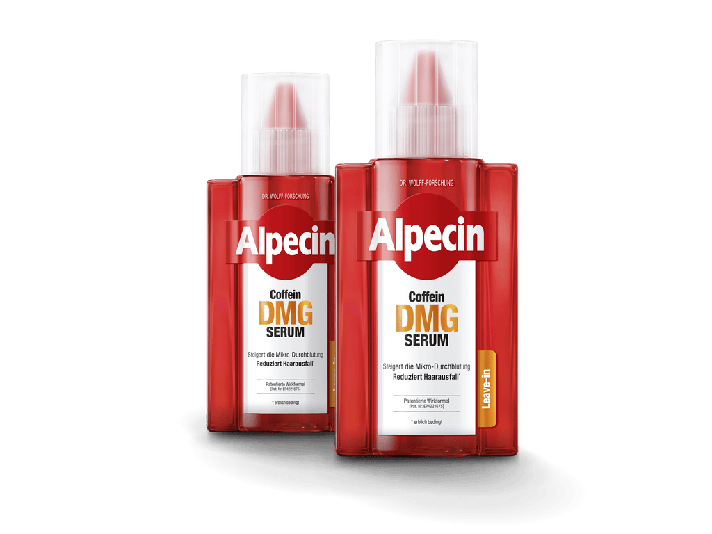 Vorderseite der Alpecin Coffein DMG Serum Behälter mit transparenter Kappe. Dunkelrotes Design mit weißem Alpecin-Logo, darunter ‚Coffein DMG SERUM‘. Produktvorteile ‚Steigert die Mikro-Durchblutung‘ und ‚Reduziert Haarausfall‘. Orangefarbenes Schild ‚Leave-in‘.