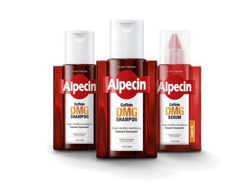 Drei Produkte der Alpecin Coffein DMG Serie nebeneinander. Zwei Flaschen Coffein DMG Shampoo mit weißem Klappverschluss, transparentes Rot mit ‚Alpecin Coffein DMG Shampoo‘. Rechts Coffein DMG Serum mit transparenter Kappe, ‚Steigert die Mikro-Durchblutung, Reduziert Haarausfall*‘. Gelber Sticker ‚Leave-In‘.